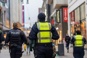 KIPFENBERG - 🚨 Fasching eskaliert am Samstag (14.02.2026): Zwei Polizisten bei Einsatz verletzt! 👮