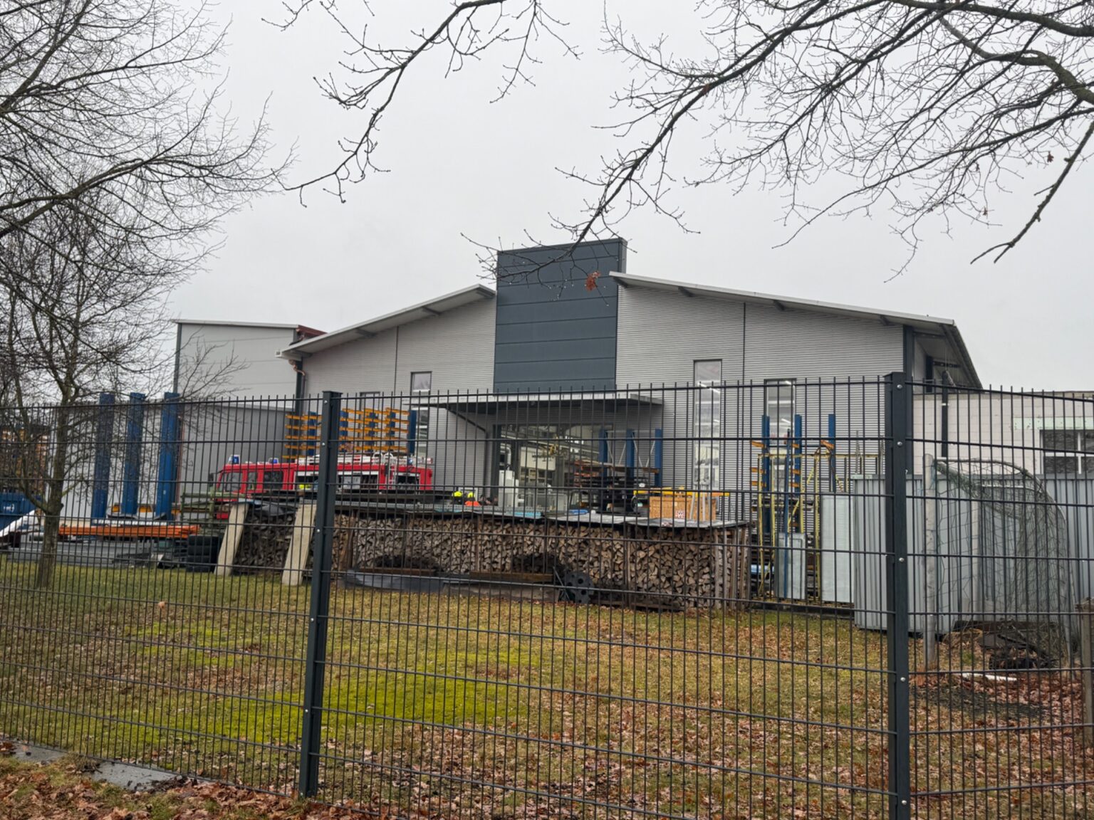 LANGENMOSEN - 🔥 Brand einer Schleifmaschine am Dienstag (24.02.2026): Feuerwehr löscht Feuer im Gewerbegebiet! 👨‍🚒