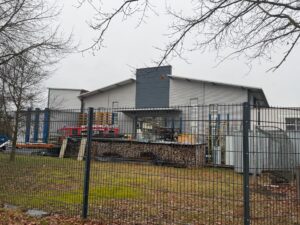 LANGENMOSEN - 🔥 Brand einer Schleifmaschine am Dienstag (24.02.2026): Feuerwehr löscht Feuer im Gewerbegebiet! 👨‍🚒