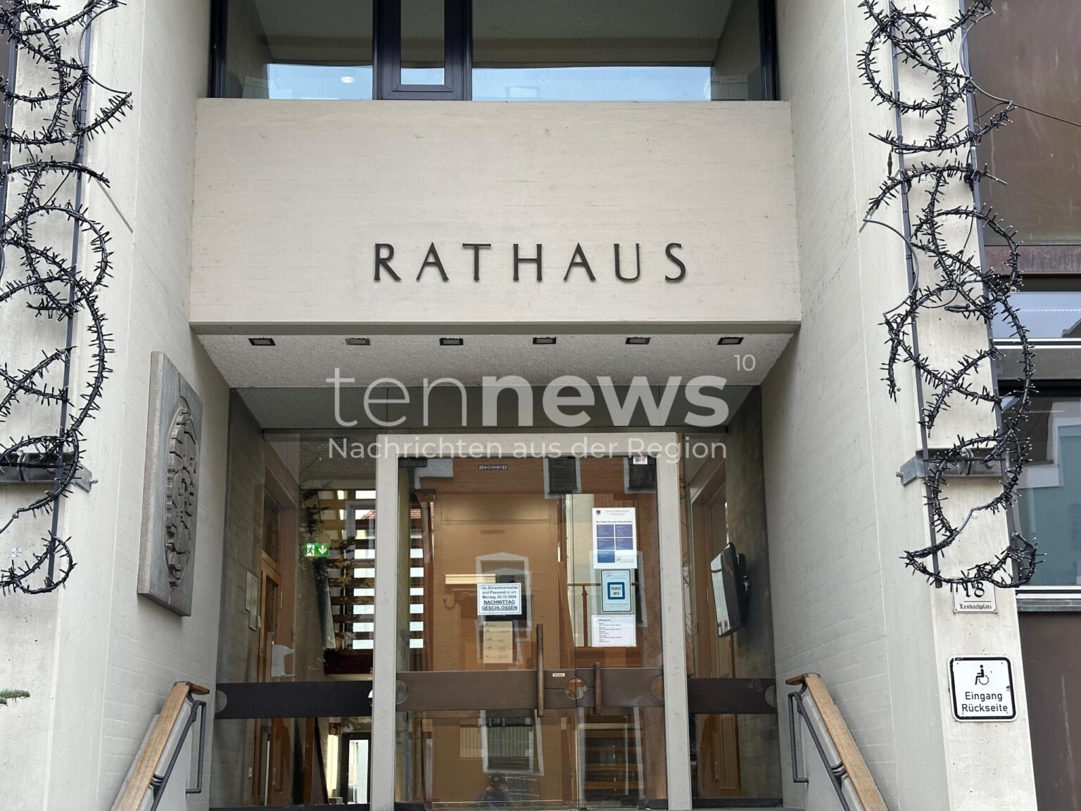 SCHROBENHAUSEN - 🏛️ Stadtverwaltung am Faschingsdienstag, 17. Februar 2026 geschlossen. Rathaus und Dienststellen bleiben zu. Stadtbücherei bis 13 Uhr offen. 📋