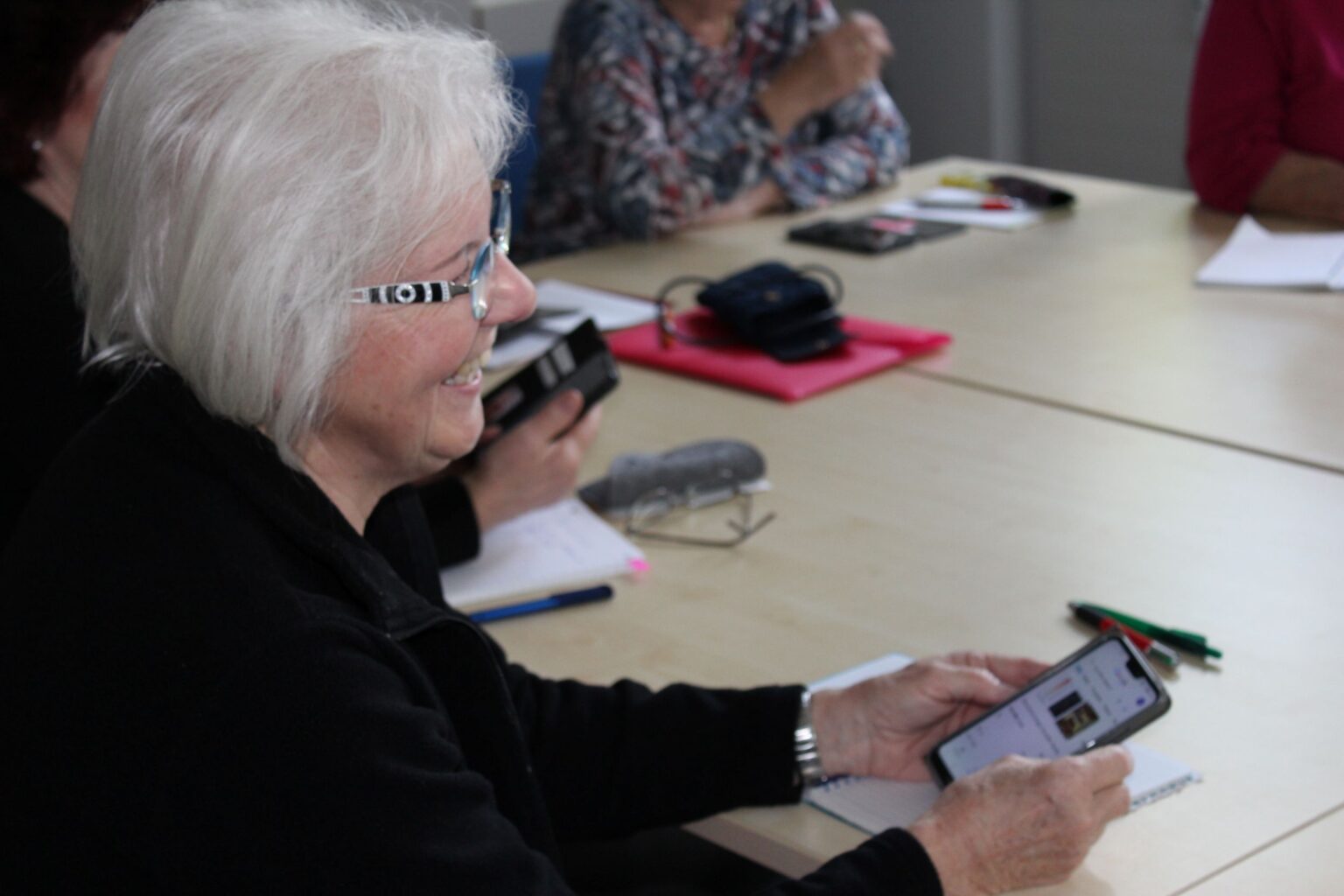 PFAFFENHOFEN AN DER ILM - 📱 Kostenloses Smartphone-Workshop für Senioren ab 18. März! Android-Nutzer lernen praktisch Grundfunktionen, Apps und Google. 📚