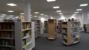 Stadtbücherei lädt Kinder zum Vorlesen und Basteln ein - tennews SCHROBENHAUSEN - 📚 Stadtbücherei lädt Kinder ab 4 Jahren zum Vorlesen und Basteln ein. Am 24. Februar um 16 Uhr im neuen Veranstaltungsraum! 🎨