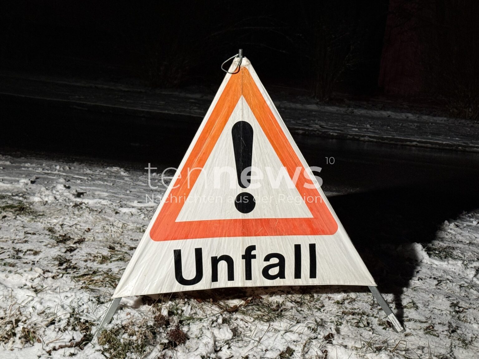 INGOLSTADT - 🚨 Glätteunfall am Dienstag (03.02.2026): 18-Jährige prallt mit VW gegen Baum! 🚑