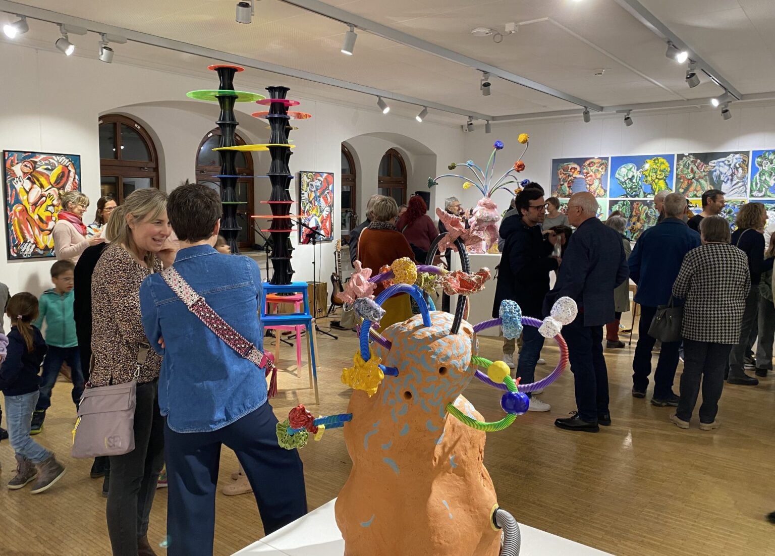 PFAFFENHOFEN AN DER ILM - 🔥 Pfaffenhofen: Noch bis 1. März – Ausstellung mit beeindruckenden Gemälden und Keramiken 🚒