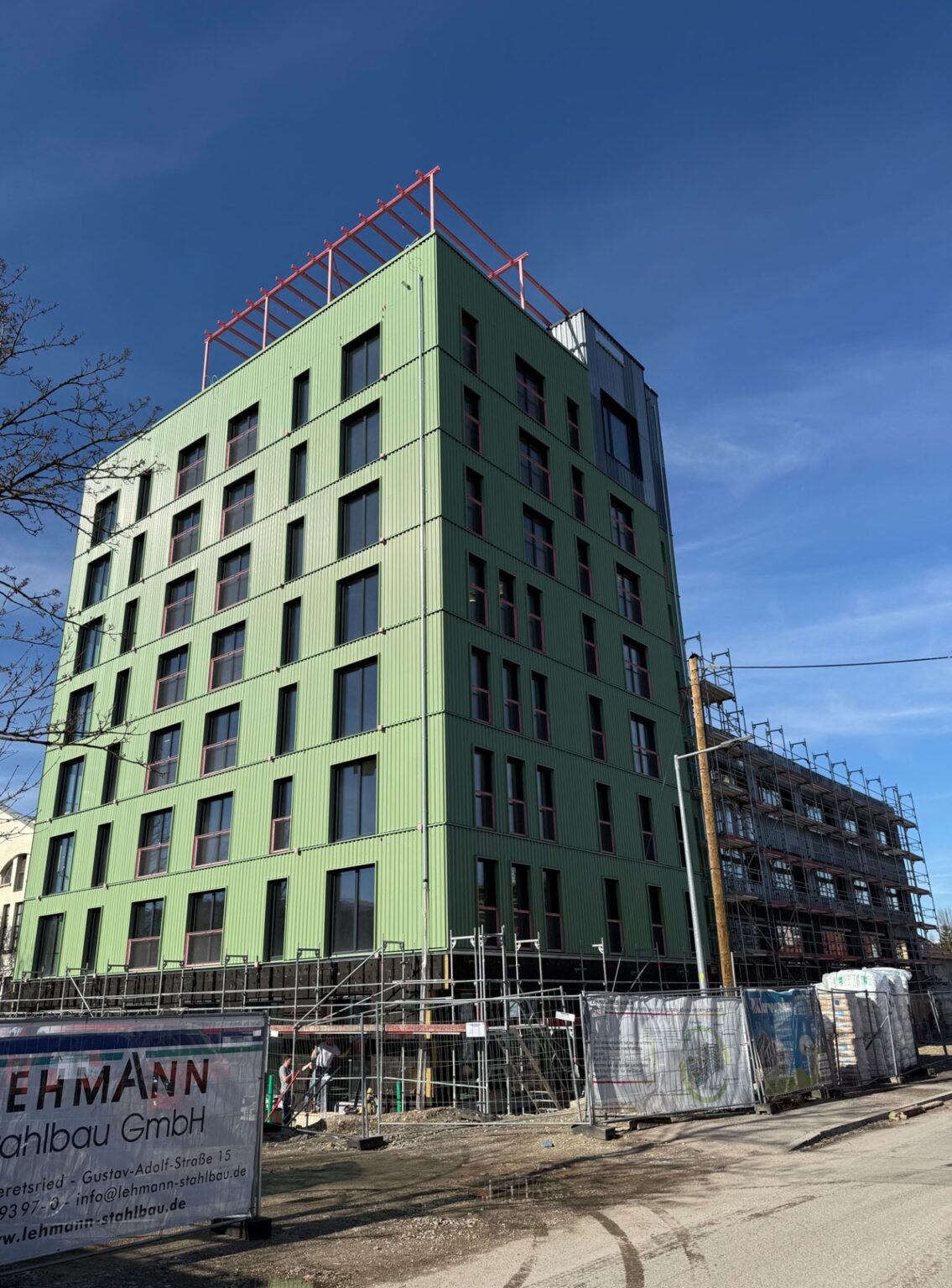 Innovatives Wohnprojekt feiert Richtfest im Kreativquartier - tennews MÜNCHEN - 🏗️ Innovatives Wohnprojekt feiert Richtfest im Kreativquartier mit 11% Kostenersparnis! Gebäudetyp-e Pilotprojekt. 🏘️