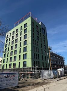 Innovatives Wohnprojekt feiert Richtfest im Kreativquartier - tennews MÜNCHEN - 🏗️ Innovatives Wohnprojekt feiert Richtfest im Kreativquartier mit 11% Kostenersparnis! Gebäudetyp-e Pilotprojekt. 🏘️