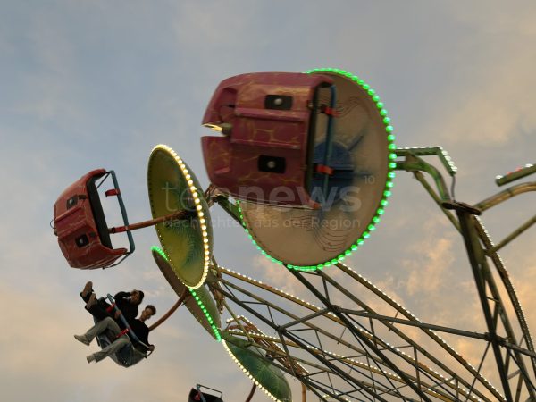 OBERSTIMM - 🎠 Barthelmarkt vom Donnerstag (29.08.2025) bis Montag! Pferderennen, Feuerwerk und über 250.000 Besucher erwartet! 🍺